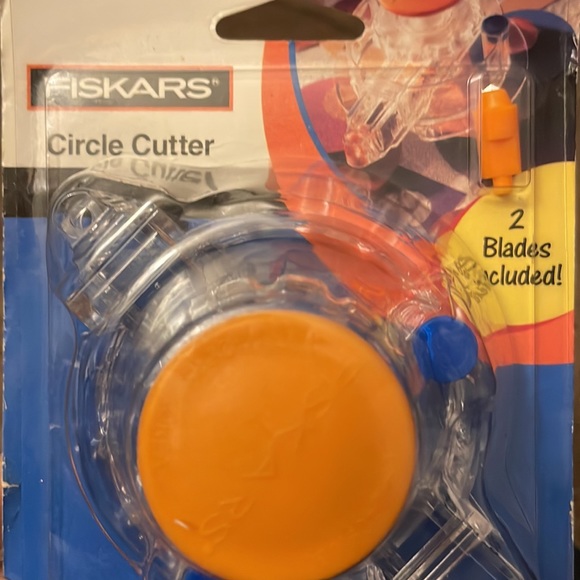 Fiskars Circle Cutter 2 Blades Included - Picture 6 of 9